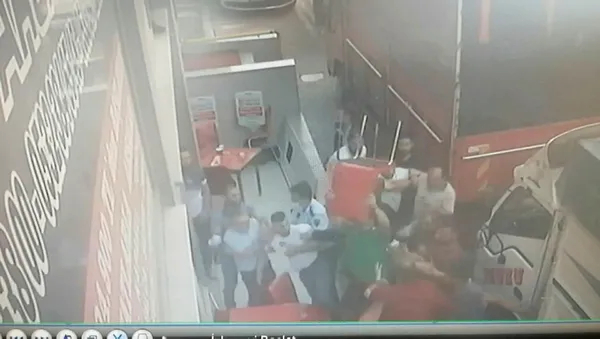 istanbul-esenyurtta-pazarcilarin-yer-kavgasinda-bir-kisi-levye-ile-kafasindan-yaralandi-1602070355524.jpg İstanbul Esenyurt'ta pazarcıların yer kavgasında bir kişi levye ile kafasından yaralandı-2