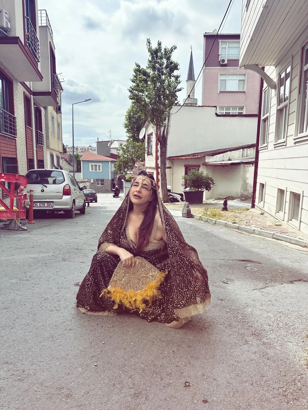 esra-dermancioglu-roman-kiyafetiyle-sokaklara-dustu-1778935977233.jpg Esra Dermancıoğlu Roman kıyafetiyle sokaklara düştü!-3