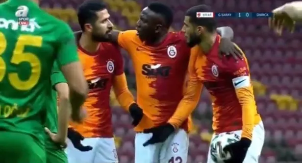 galatasaray-darica-genclerbirligi-macinda-belhanda-ile-emre-akbaba-arasinda-frikik-gerginligi-1608064812456.jpeg