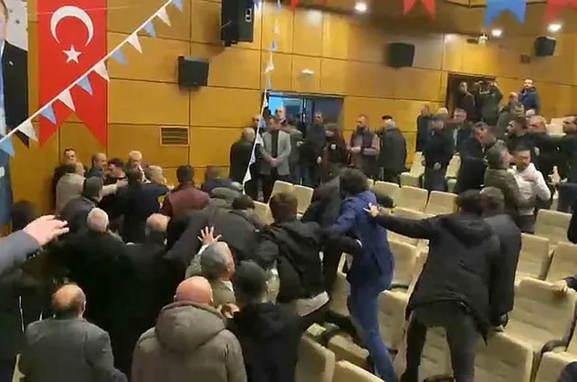 İYİ Parti kongresinde salon bir anda karıştı! İYİ Partili İsmail Keskin'in açıklamasının ardından yumruklar havada uçuştu