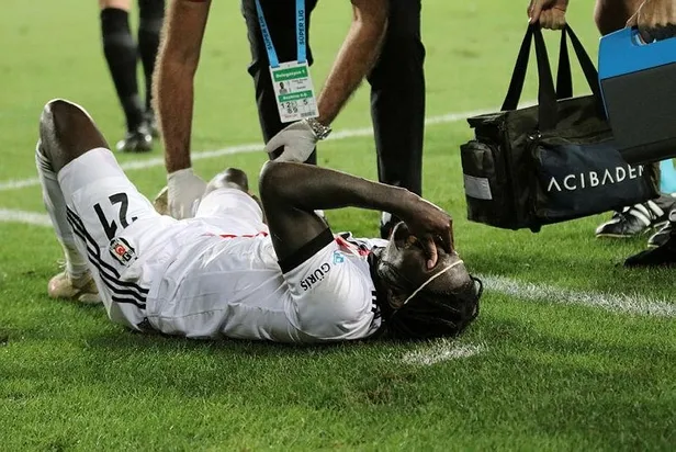 gaziantep-besiktas-macinda-fenalasan-fabrice-nsakala-hastaneye-kaldirildi-1629584323738.jpeg Gaziantep - Beşiktaş maçında fenalaşan Fabrice N'Sakala hastaneye kaldırıldı!-2