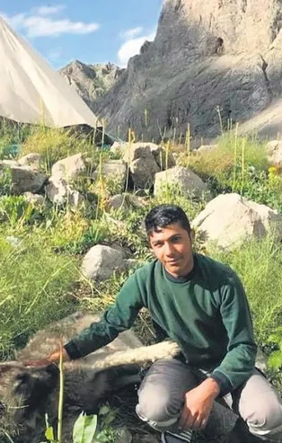 Merdan Uyar çobanlık yaparken hazırlandığı üniversite sınavında tıp fakültesini kazandı