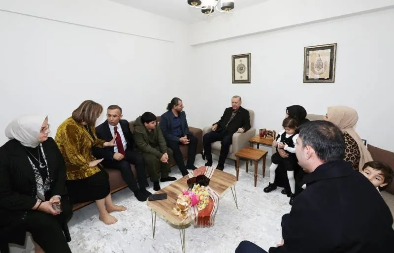 Başkan Erdoğan'dan depremzede aileye ev ziyareti (Fotoğraf: AA)