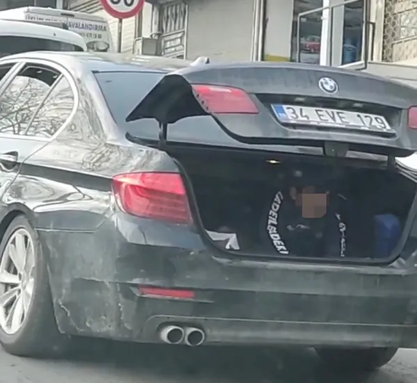 bmwye-biniyor-cocugu-arabanin-bagajinda-tasiyor-1644391604249.jpg BMW'ye biniyor! Çocuğu arabanın bagajında taşıyor-4