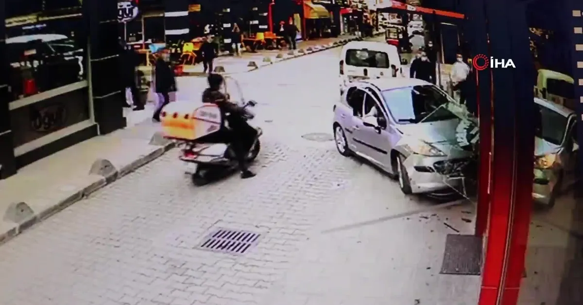 Hız nedeniyle kontrolden çıktı! Yayalarla birlikte dükkana daldı