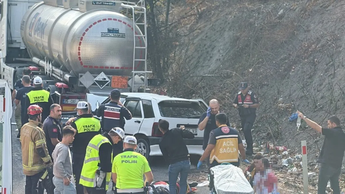 İşte olay yeri görüntüleri! Otomobil asit yüklü tankere çarptı: 5 yaralı