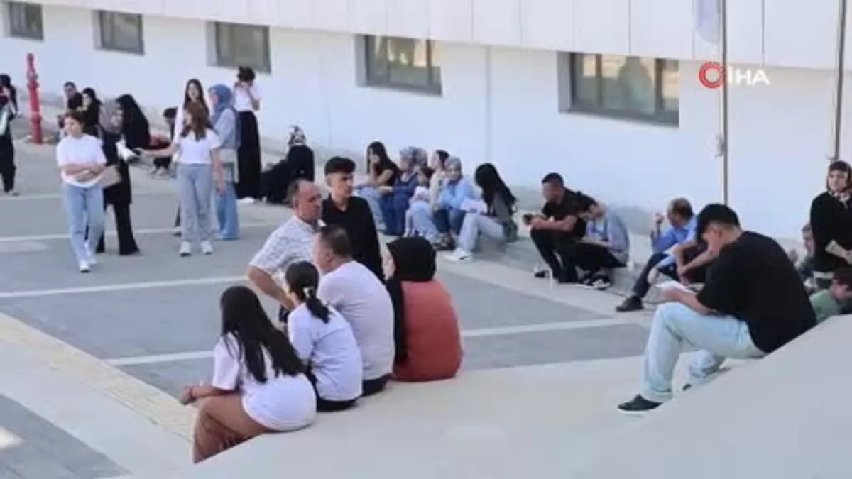 Sınava geç kalan aday: "Bir dakikacık ne olur, çok gecikmedim"