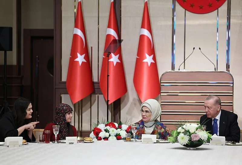 Başkan Recep Tayyip Erdoğan, Beştepe Millet Sergi Salonu'nda düzenlenen iftar programında çiftçilerle bir araya geldi. (AA)