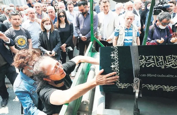 senelerce-son-dakika-haberlerini-ekran-basindaki-izleyicilere-aktaran-ozlem-sarikaya-yurt-hayatini-kaybetti-1652909822634.jpeg Senelerce son dakika haberlerini ekran başındaki izleyicilere aktaran Özlem Sarıkaya Yurt hayatını kaybetti-2