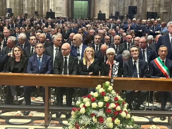 disisleri-bakani-hakan-fidan-berlusconinin-icin-cenaze-torenine-katildi-1686757992496.jpg Berlusconi'ye veda! Türkiye'den üst düzey iki isim katıldı-3