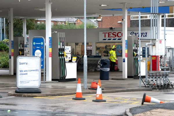 ingiltere-yakit-krizi-bir-kadin-pet-sisedeki-suyu-bosaltti-icine-benzin-koydu-o-anlar-kamerada-1632824840106.jpg İngiltere yakıt krizi | Bir kadın pet şişedeki suyu boşalttı içine benzin koydu! O anlar kamerada-10