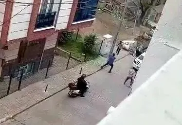 kucukcekmecede-bicakli-saldiri-etrafa-tehditler-savurup-vatandasi-yaraladi-polis-ekipleri-ates-ederek-durdurab-1714244182716.jpeg Küçükçekmece'de bıçaklı saldırı! Etrafa tehditler savurup vatandaşı yaraladı: Polis ekipleri ateş ederek durdurabildi-2