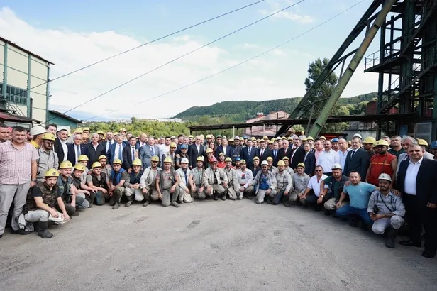 amasradaki-facia-madeninin-icinden-arsiv-goruntuleri-emekcilerin-yerin-250-metre-altindaki-iftari-objektiflere-1665779771252.jpeg Amasra'daki facia madeninin içinden arşiv görüntüleri! Emekçilerin yerin 250 metre altındaki iftarı objektiflere böyle yansıdı-3