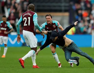 West Ham United-Burnley maçında saha karıştı!