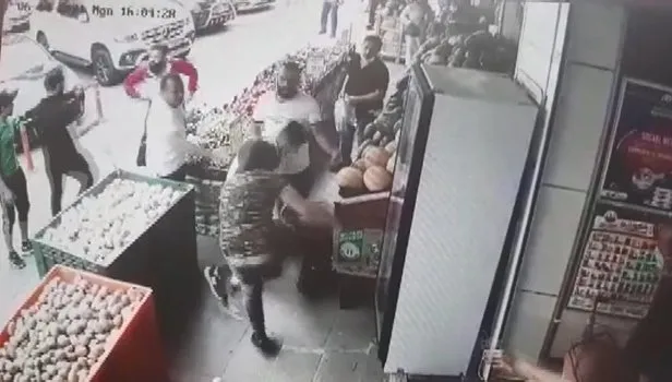 Esenyurt'ta 3 kişi bir kişiyi tekme tokat dövdü