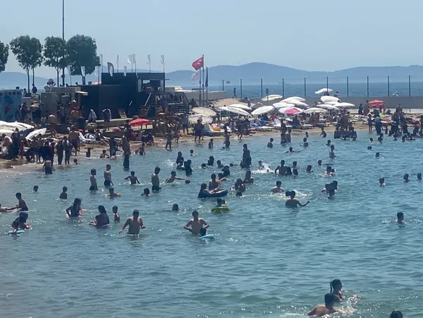 istanbulda-sicaktan-bunalanlar-caddebostan-sahilinde-denize-girerek-serinledi-1627818414020.jpg