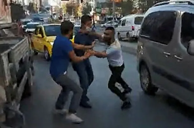 Ortalık bir anda karıştı! Esenyurt'ta tekmeli-yumruklu kavga