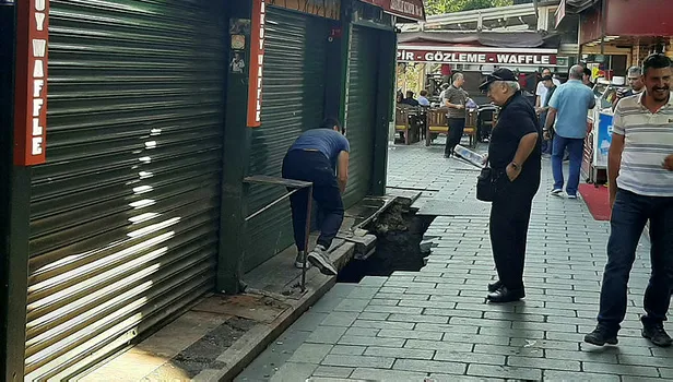 Ortaköy'de korkutan olay! Yol bir anda çöktü