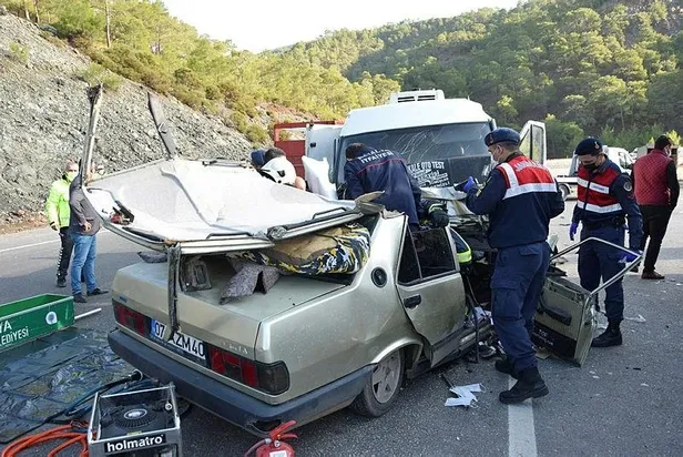 SON DAKİKA: Antalya'da otomobil ile ticari araç kafa kafaya çarpıştı: 2 ölü 1 yaralı-5