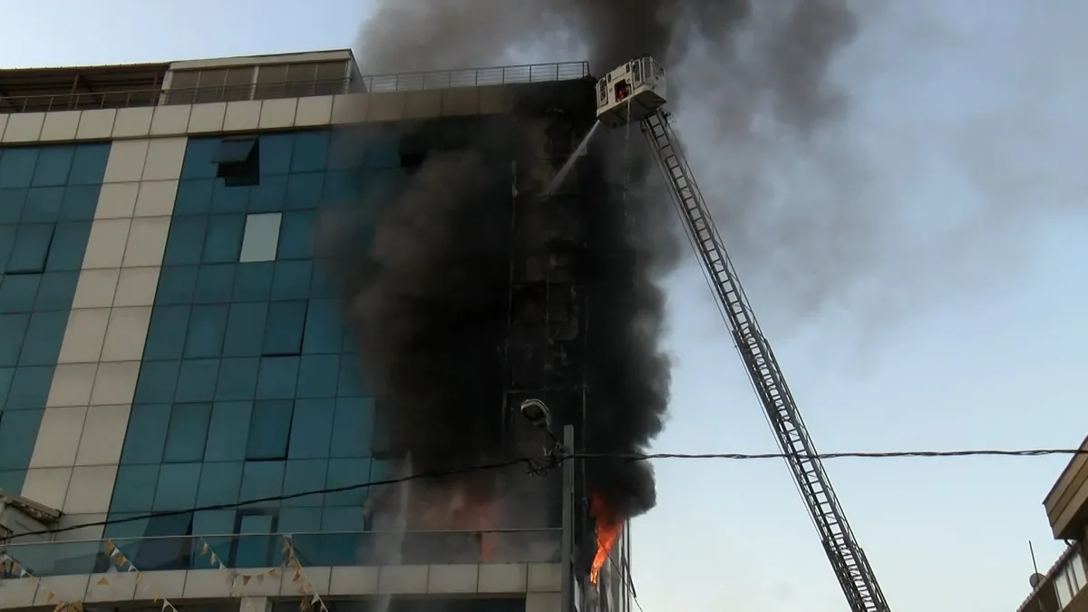 İstanbul Ataşehir'de 8 katlı bir binada yangın!