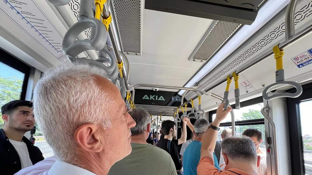 İstanbul'da aşırı sıcaklarda metrobüs klimalarının çalışmaması büyük tepki çekti: Havale geçirmek üzereyiz