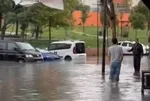 İstanbul'da sağanak yağış hayatı felç etti! Yollar göle döndü evleri su bastı