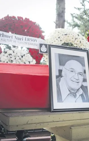 Turkuvaz Medya Grubu'nun ve spor camiasının duayen yazarı Hıncal Uluç, Zincirlikuyu Mezarlığı’nda ebediyete uğurlandı