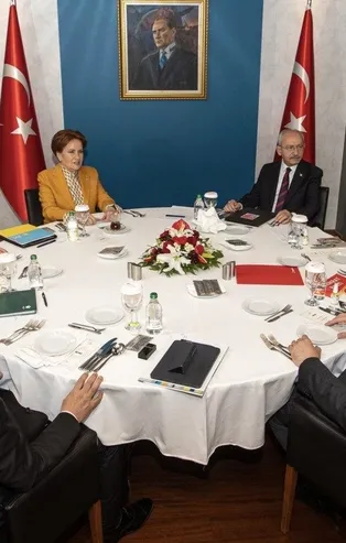 Mutabakat metninde Atatürk'ü sildiği için tepki çeken 6'lı muhalefetin Atatürk tablosu önünde poz vererek göz boyama çabası