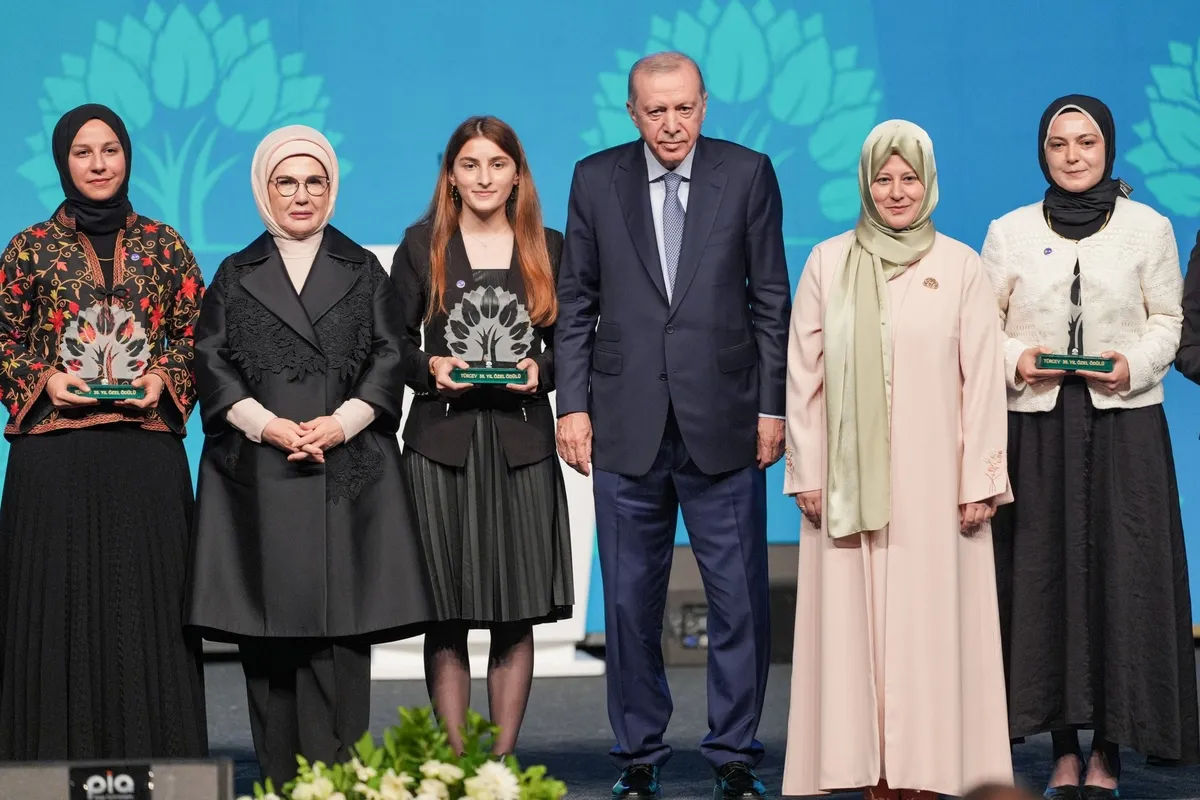 baskan-erdogandan-aile-ve-genclik-uyarisi-lgbt-genc-zihinlere-enjekte-edilmeye-calisiliyor-1781972439087.jpeg Başkan Erdoğan’dan aile ve gençlik uyarısı: LGBT genç zihinlere enjekte edilmeye çalışılıyor-5