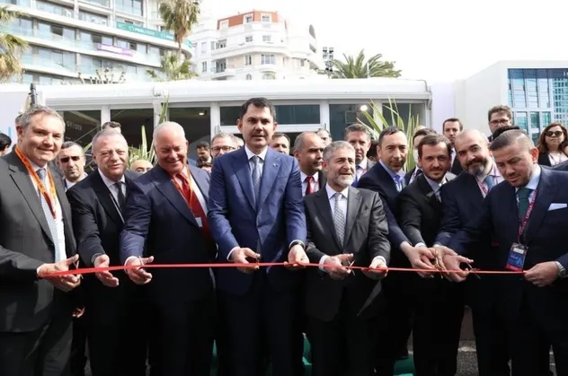 Son dakika: Bakan Kurum ve Bakan Nebati Fransa’da yabancı yatırımcılarla bir araya geldi