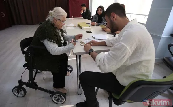 2- Seçmenin Üzerinde Vatandaşlık Numarası Olan Kimlik Belgesini Bulundurması Gerekecek Sandık Başına Gelen Seçmen, Türkiye Cumhuriyeti Kimlik Numarasını Taşıyan...