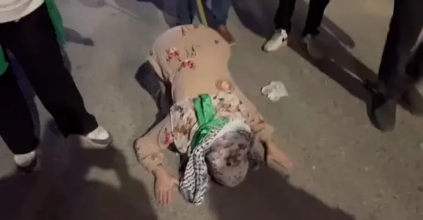 Siyonist İsrail zindanlarından özgürlüğe! Filistin’in ’Yusuf’ yüzlü mazlumları... Çıkar çıkmaz şükür secdesi, anneler evlatlarına kavuştu