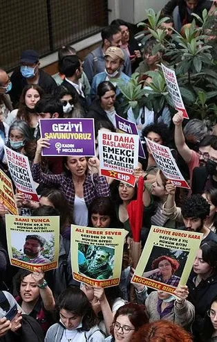 Taksim'de 'Gezi davası' bahanesiyle sokaklara dökülüp 'katil devlet' sloganları atan provokatörlere gözaltı