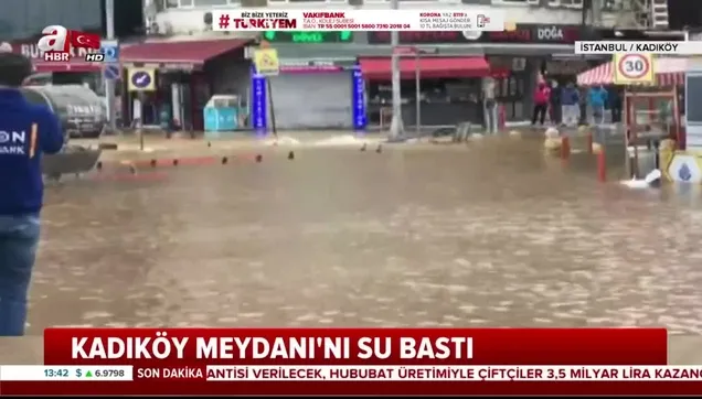 İBB yenileme çalışması yaparken boruyu patlattı! Kadıköy göle döndü