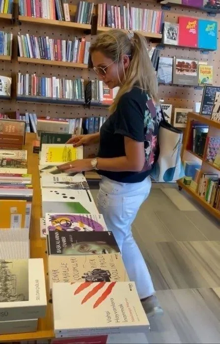 korku-yazari-funda-demirci-cinayetini-yazdi-1696065333906.jpeg Korku yazarı Funda Demirci dehşet saçtı! Kocasının boğazını kesti! Komşuları uyandırdı: Yukarı çıkın...-2