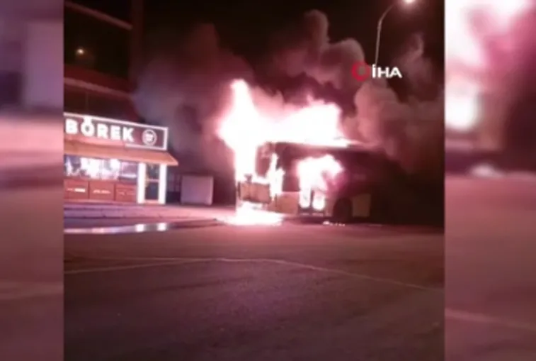 İETT otobüsü bir anda alev topuna döndü