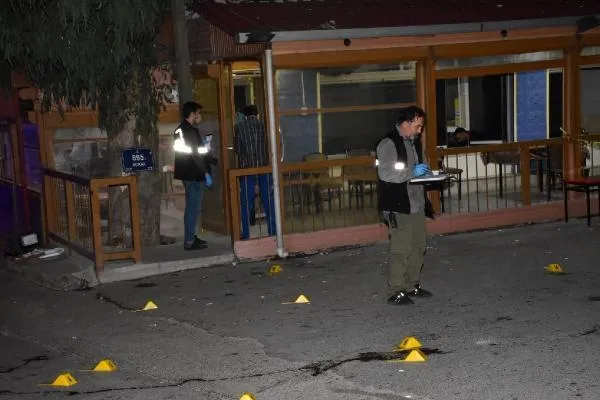 İzmir'de kahvehane önünde silahlı kavga: Ölü ve yaralılar var!-4
