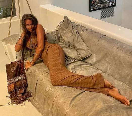 Eda Taşpınar'ın bitmek bilmeyen tatilinin maaliyeti 7 aileyi doyurur 'yazık o paralara'! Bikini kraliçesi şezlongdan harcıyor-8