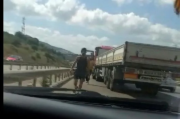 Çekmeköy'de maganda dehşeti: Tır şoförü önce otomobillerin önüne kırdı sonra tekmeledi