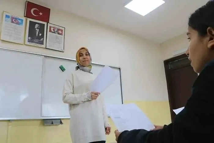 super-hizli-tren-mujdesi-ulastirma-bakani-abdulkadir-uraloglu-duyurdu-ankara-istanbul-arasi-80-dakikaya-inecek-1700803133568.jpeg Onlara ne kadar teşekkür etsek az! Yaşadıkları acıların üstünden öğrencileri ile geldiler! Fedakarlıkları takdir topladı-5