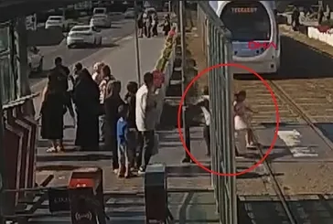 Tramvayın önüne atlayan çocuğu böyle kurtardı