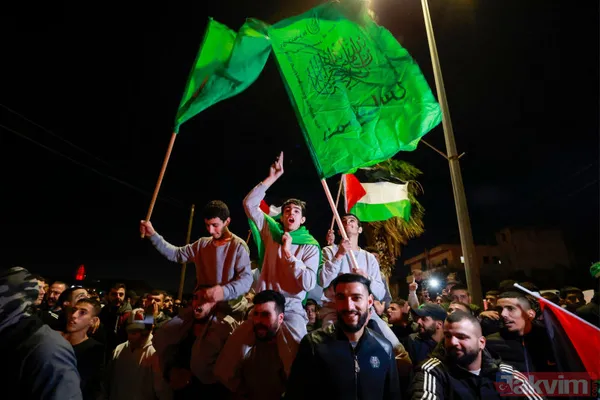 Tarihi esir takası tarihi kareler! İsrailli rehineler Hamaslılara el sallayıp veda etti... Siyonist işgalciler ise Filistinlilere saldırdı - 16