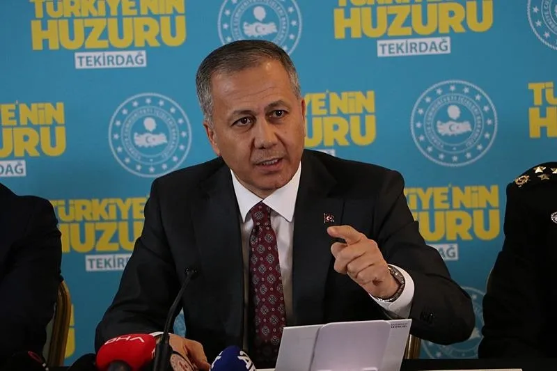 İçişleri Bakanı Ali Yerlikaya, Tekirdağ programı kapsamında bir otelde düzenlenen ʺTürkiye'nin Huzuruʺ toplantısının ardından İstanbul'daki ʺyenidoğan çetesiʺ soruşturmasına ilişkin açıklama yaptı. (DHA)