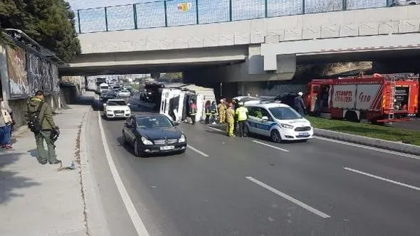 Bakırköy'de üst geçide çarpan TIR devrildi-4