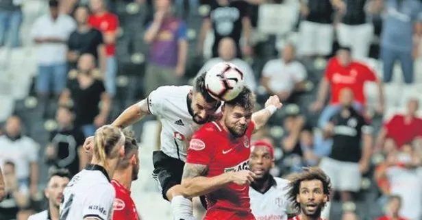 Tolgay arslan ıslıklarla sahayı terketti