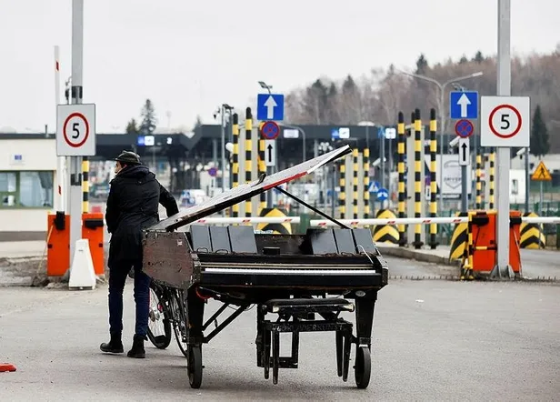 gezi-olaylari-sirasinda-taksimde-piyano-calan-davide-martello-ukrayna-sinirinda-ortaya-cikti-1646406715714.jpeg Gezi olayları sırasında Taksim'de piyano çalan Davide Martello Ukrayna sınırında ortaya çıktı!-4