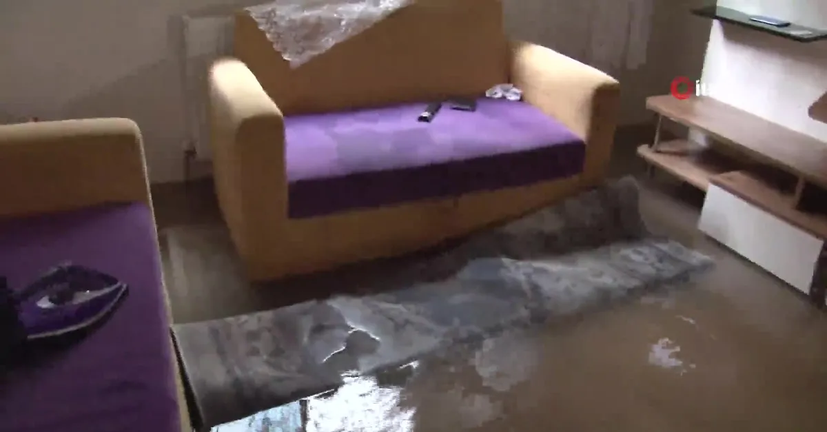 Esenyurt'ta evleri ve iş yerlerini su bastı