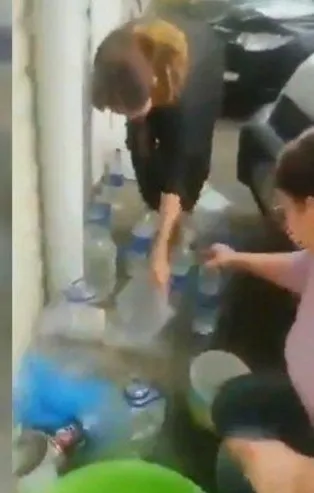 İzmir'de vatandaşlar çatıdan akan suları toplamaya başladı