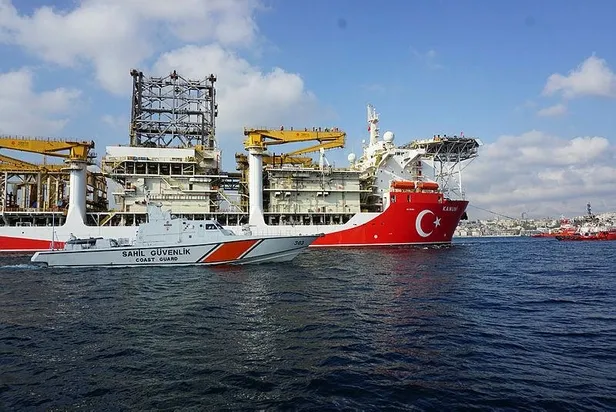 SON DAKİKA: Kanuni Sondaj Gemisi Karadeniz'e uğurlandı: Başkan Erdoğan helikopter ile üstünden geçti-5