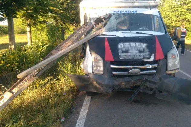 Isparta'da feci kaza! Ok gibi saplandı